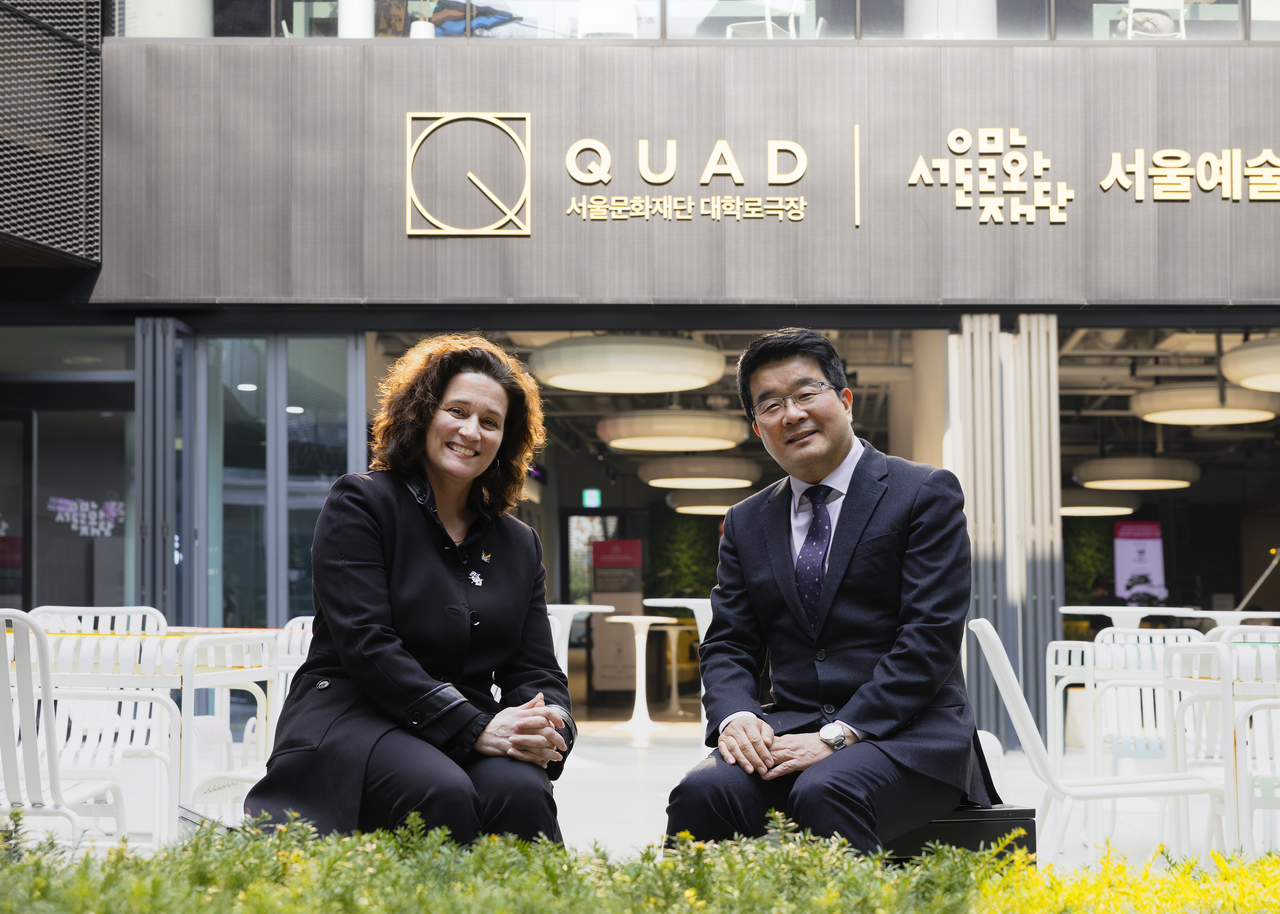Nathalie Maille, executive director of Conseil des arts de Montreal, and Song Hyeong-jong, president of the Seoul Foundation for Arts and Culture, pose for photos on March 17 at QUAD in Daehangno, Seoul's theater district. (SFAC)