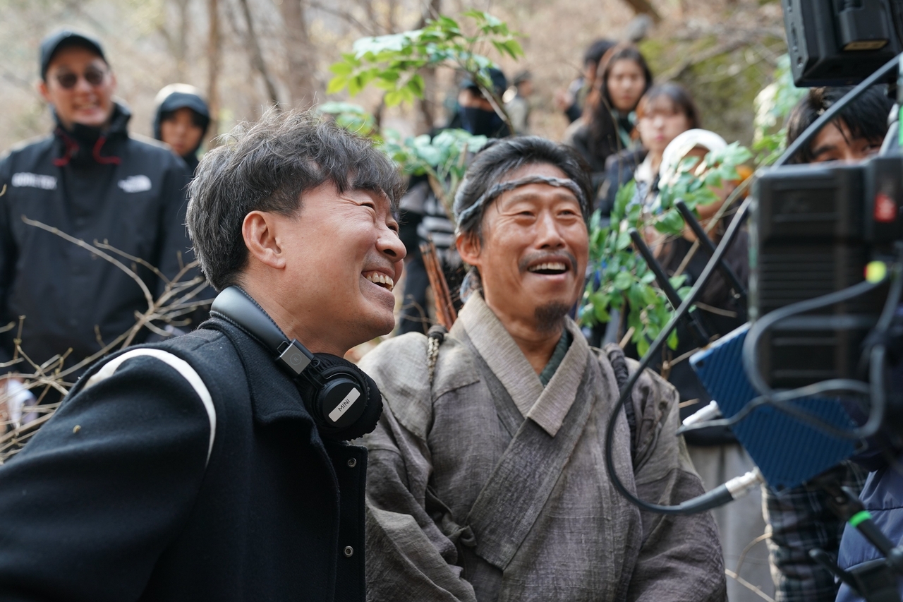 Director Jang Hang-jun (left) and actor Yoo Hae-jin on the set of "The King’s Warden" (Showbox)
