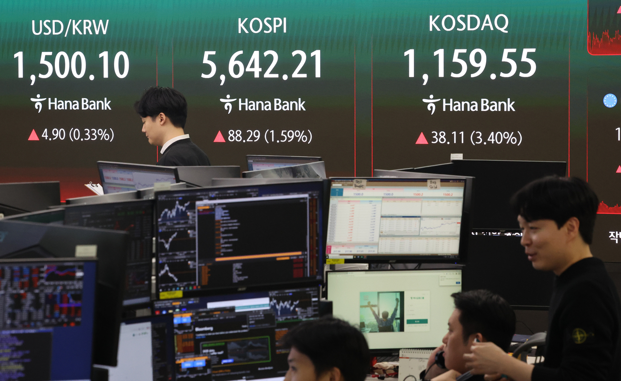 An electronic board showing the Korea Composite Stock Price Index at a dealing room of the Hana Bank headquarters in Seoul on Wednesday. (Yonhap)