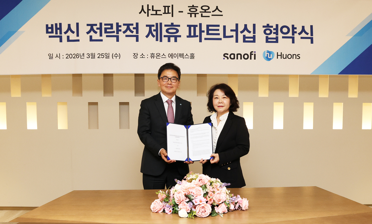 Song Soo-young (left), CEO of Huons Global, and Park Hee-hyung, head of vaccines at Sanofi Korea, pose at Huons Group headquarters in Seoul Wednesday. (Huons Group)