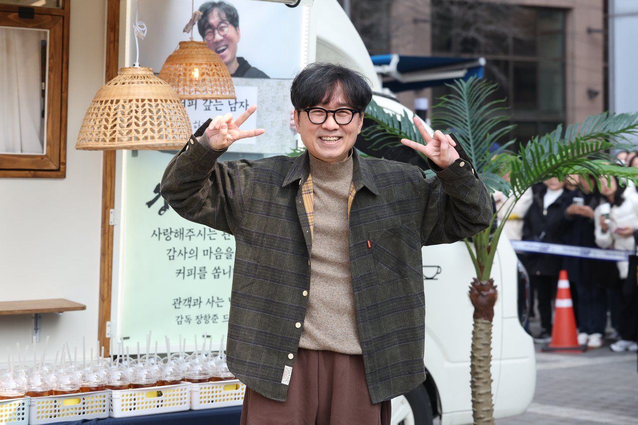 Director Jang Hang-jun poses during a coffee truck event celebrating "The King’s Warden" surpassing 10 million tickets sold, at the Korea Press Center in Seoul, March 12. (Yonhap)
