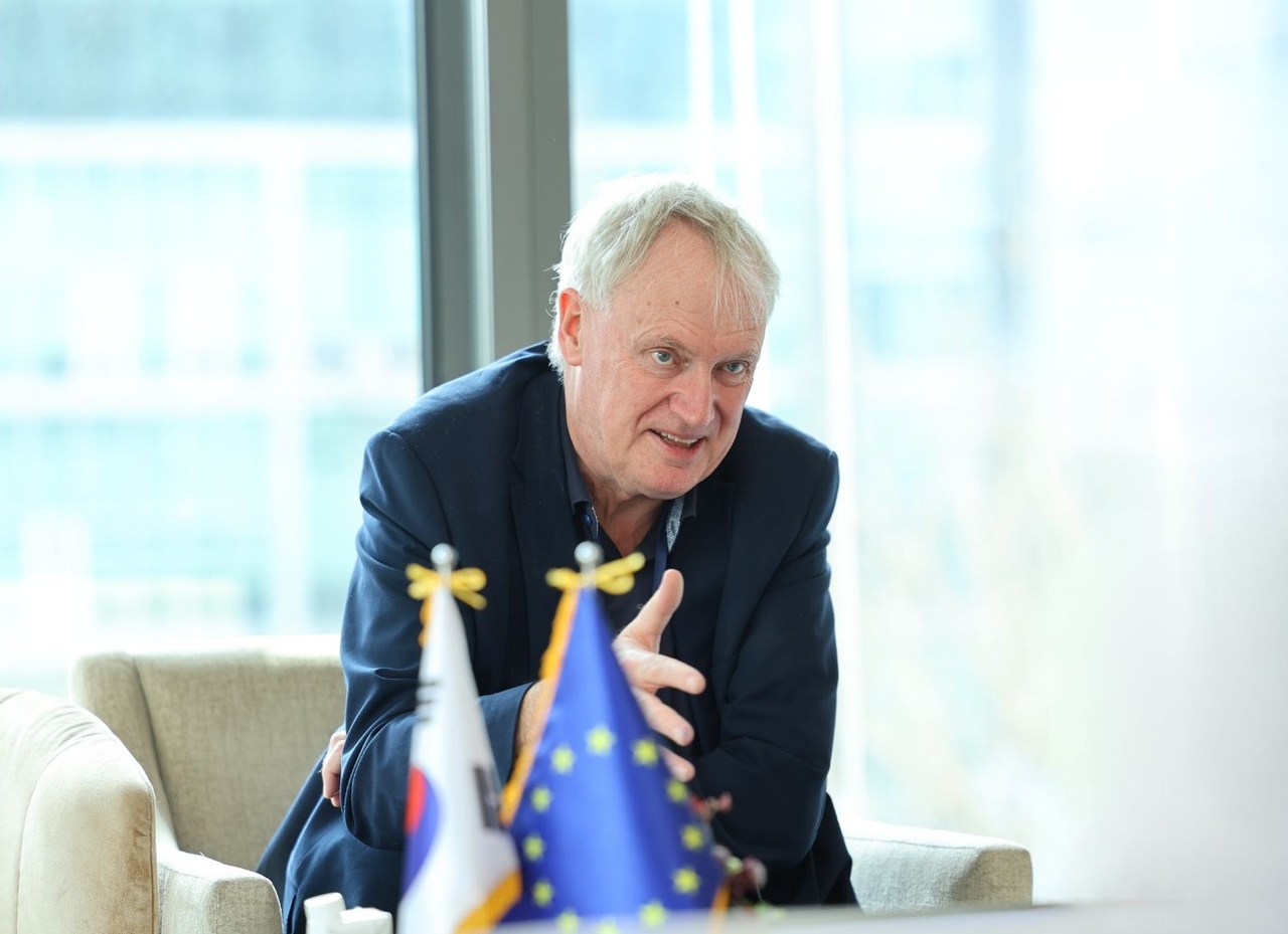 Luke O’Neill, a member of the scientific council at the European Research Council, speaks during an interview with The Korea Herald at a Seoul hotel on Tuesday. (Delegation of the European Union to the Republic of Korea)