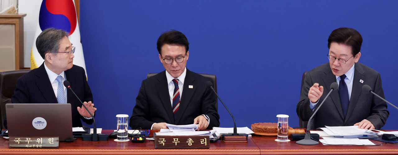President Lee Jae Myung (first from right) speaks with Foreign Minister Cho Hyun during a Cabinet meeting at Cheong Wa Dae on March 24. (Yonhap)
