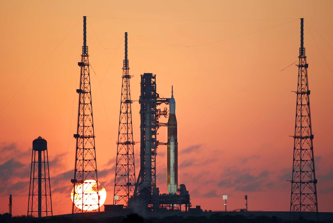 NASA's Artemis II Space Launch System rocket and Orion spacecraft are seen at sunrise at Launch Pad 39B at the Kennedy Space Center in Cape Canaveral, Florida, Tuesday. (AFP-Yonhap)