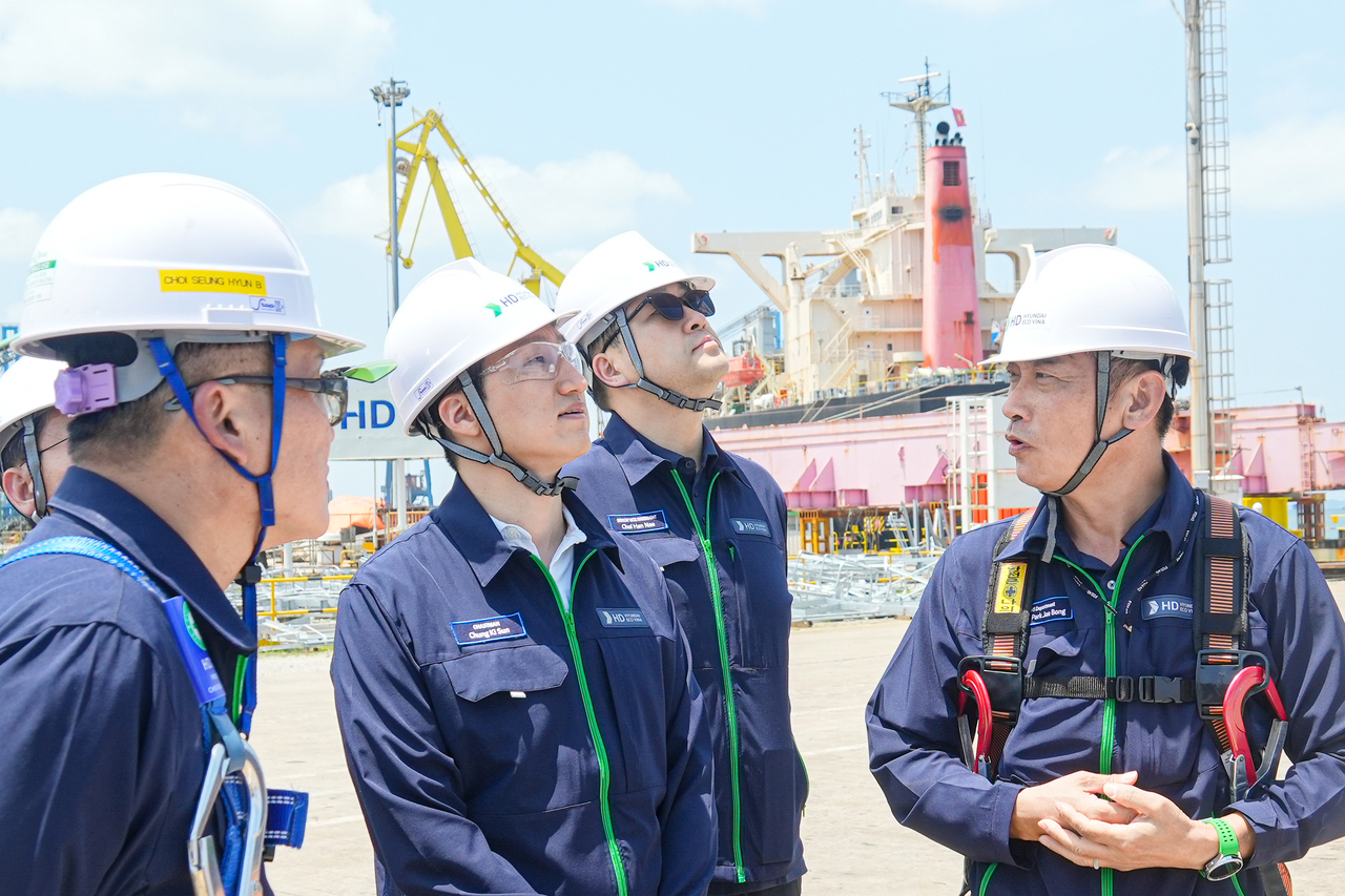 Chung Ki-sun (second fron left), chairman of HD Hyundai, inspects the facilities during a visit to HD Hyundai Eco Vina in Vietnam on Wednesday. (HD Hyundai)