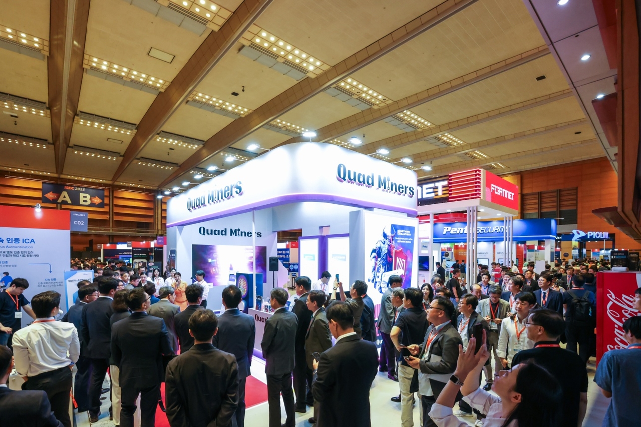 Visitors view booths set up by participating companies and institutes at the 2025 International Security Conference. (ISEC)