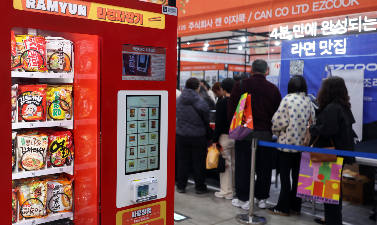 Visitors line up to sample ramyeon at the 2026 Korea Ramyeon Expo at Songdo Convensia in Yeonsu-gu, Incheon, on March 26, 2026. (Newsis)