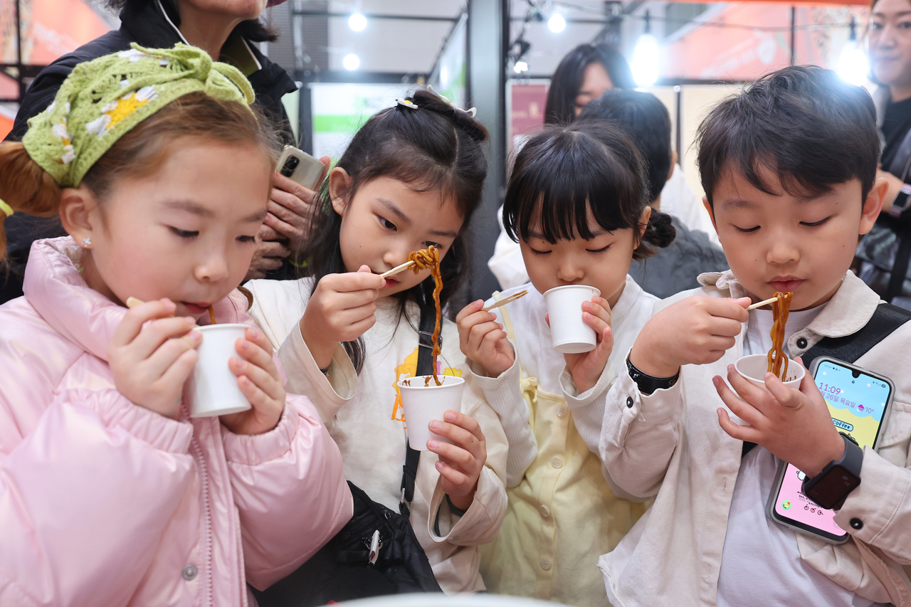 Children sample ramyeon at the 2026 Korea Ramyeon Expo at Songdo Convensia in Yeonsu-gu, Incheon, on March 26. ()
