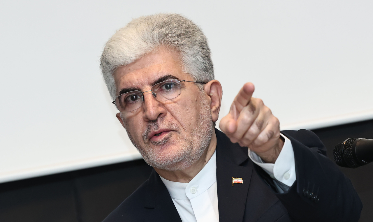 Saeed Kouzechi, Iran’s ambassador to South Korea, gestures toward reporters during a press conference held alongside a photo exhibition and documentary screening US-Israeli strikes on Iran at the Iranian Embassy in Yongsan, Seoul, Thursday. (Yonhap)