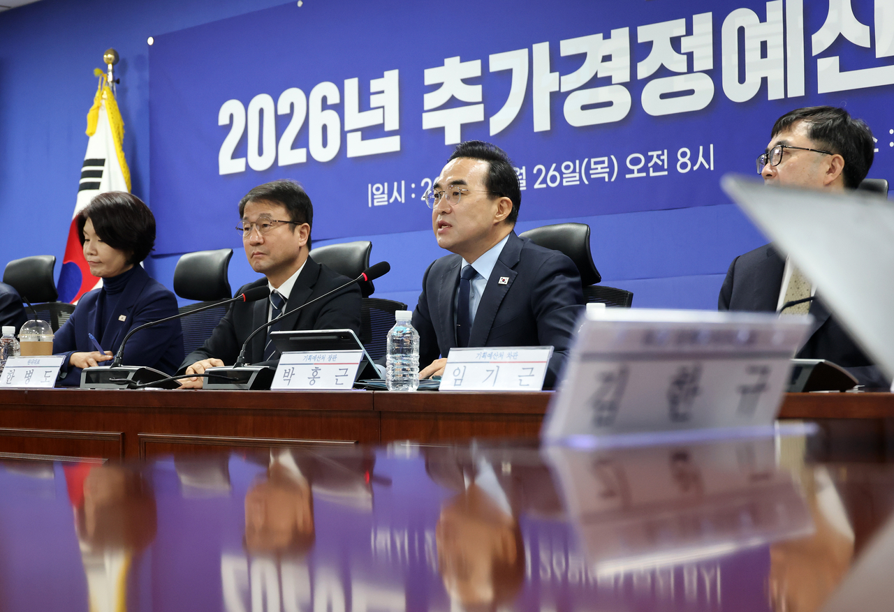 Planning and Budget Minister Park Hong-keun (3rd from left) speaks during a consultative meeting of party and government officials at the National Assembly in Seoul on Thursday. (Yonhap)