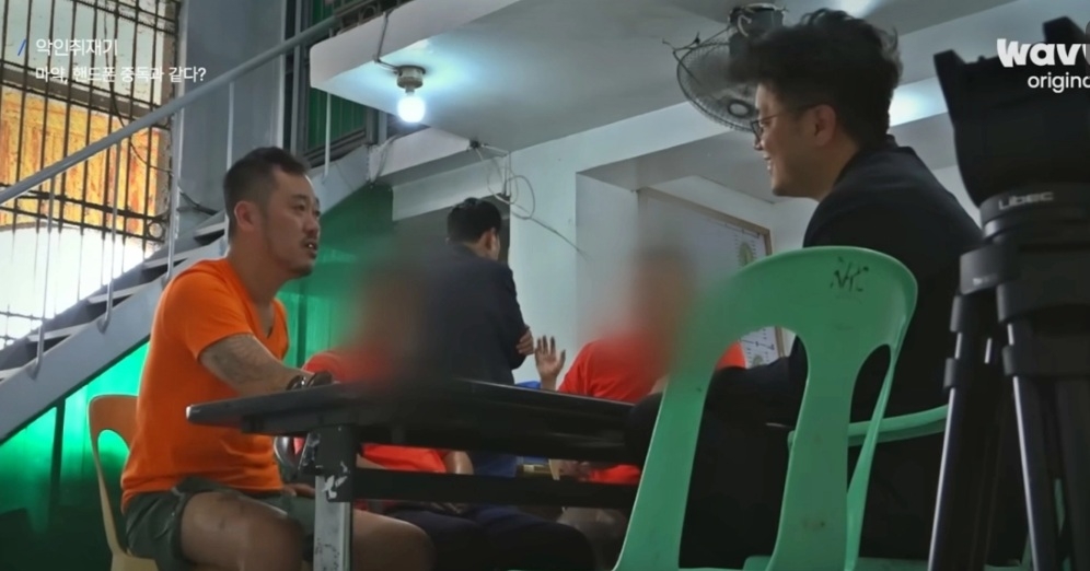 A scene from “Villain Reporter,” an investigative program aired on Wavve in 2023, in which a JTBC producer speaks with Park in a visiting room at New Bilibid Prison in the Philippines. (Wavve)