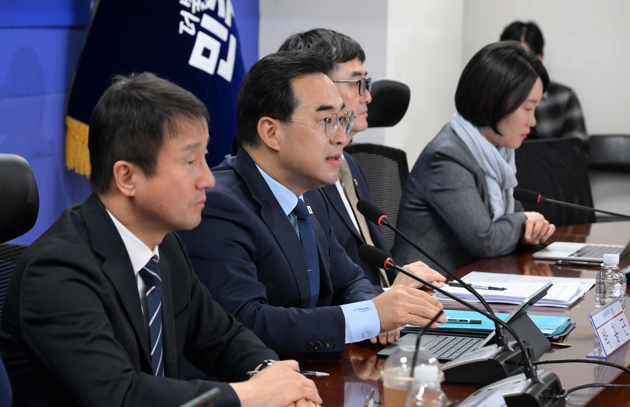 Budget Minister Park Hong-keun (second from left) speaks during a meeting of high-ranking government officials and ruling Democratic Party of Korea lawmakers at the National Assembly on Thursday. (Lee Sang-sub/The Korea Herald)