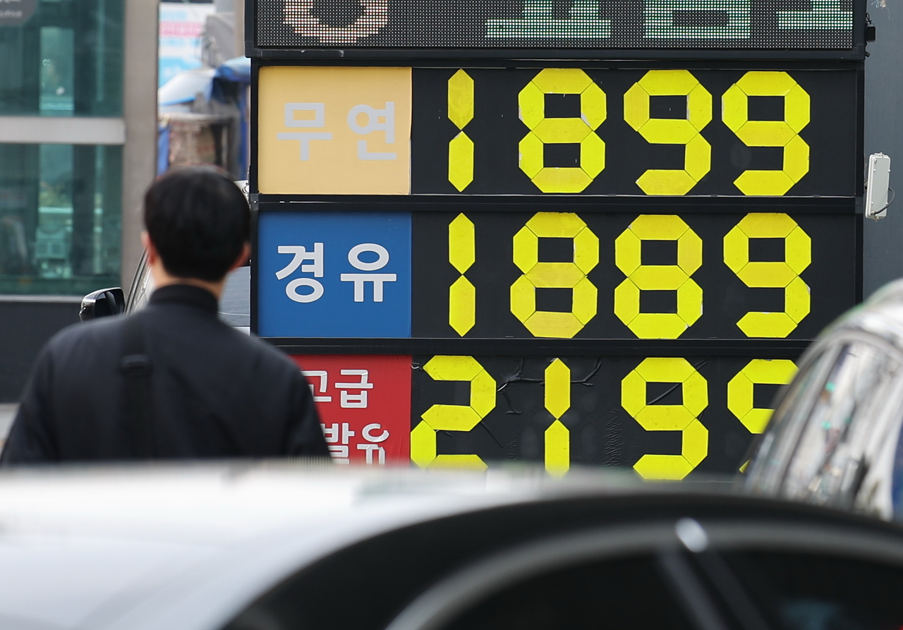 Gas prices are seen at a filling station in Seoul on Sunday. (Yonhap)