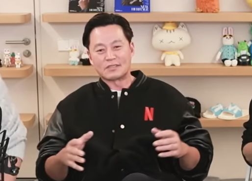 A screenshot of  a live broadcast on the YouTube channel Channel Fullmoon featuring actor Lee Seo-jin (YouTube, Channel Fullmoon)