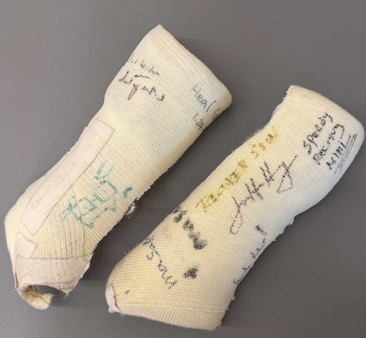Wrist casts worn by SK Group Chairman Chey Tae-won are covered with signatures and messages from global tech leaders following meetings in the US. (Chey Tae-won’s Instagram)