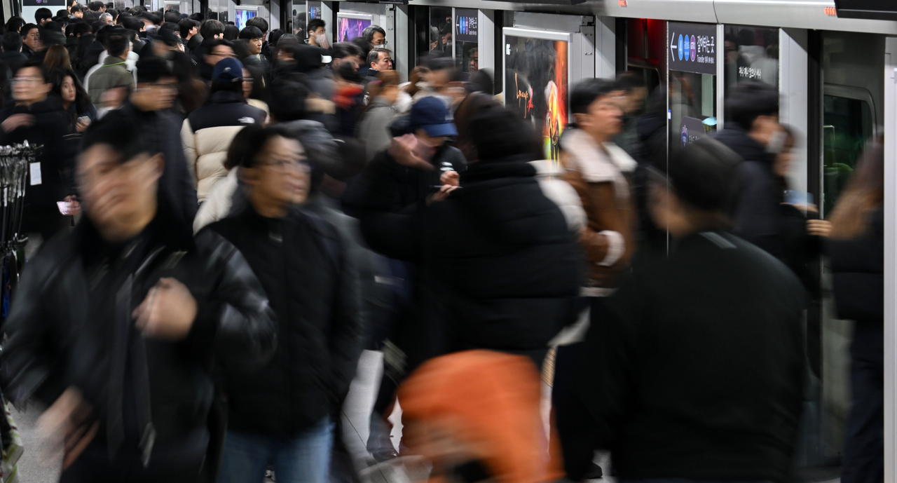A photo of commuters getting on a Seoul subway train, taken on Feb. 19. (Im Se-jun/The Korea Herald)