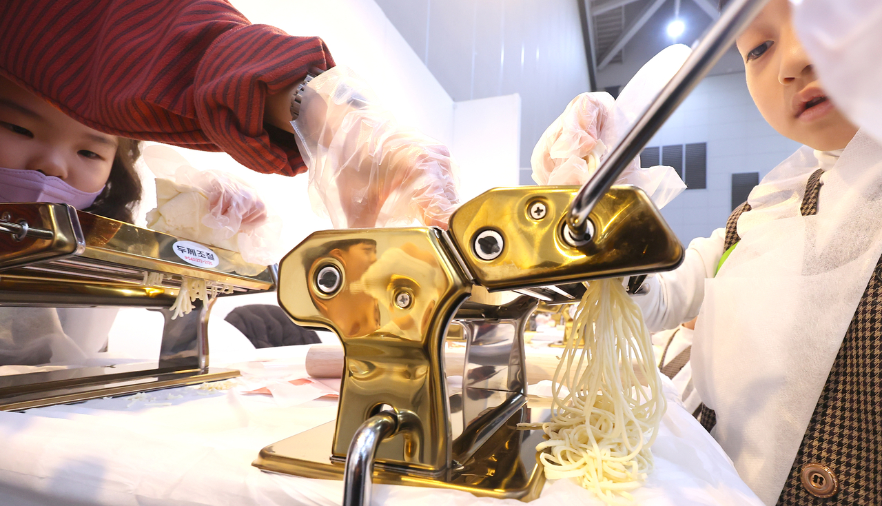 A child tries noodle-making at the 2026 Korea Ramyeon Expo at Songdo Convensia in Yeonsu-gu, Incheon, on March 26. ()