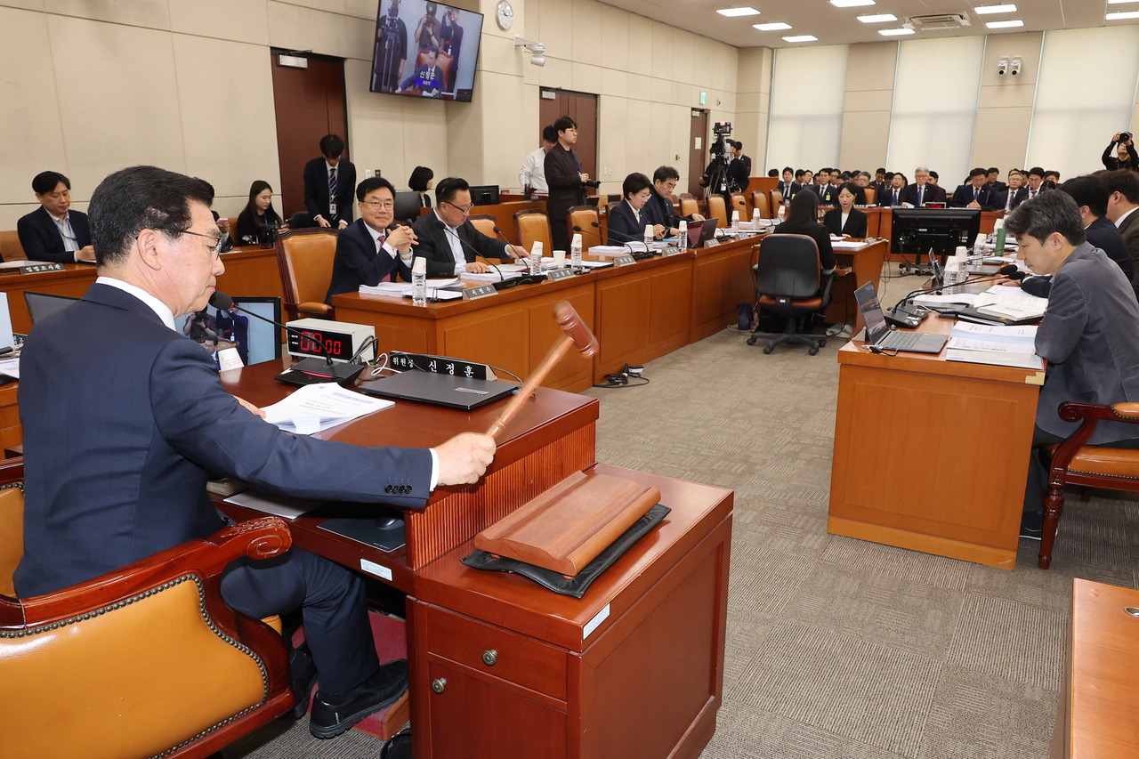 The parliamentary public administration and security committee holds a plenary session on Thursday. (Yonhap)