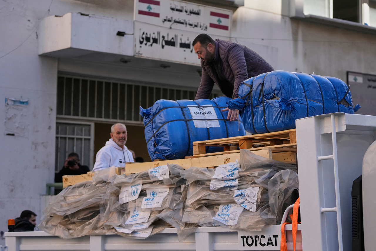 A man unloads humanitarian aid supplied by the UN refugee agency, UNHCR, at a school in Beirut, March 9. (AP-Yonhap)