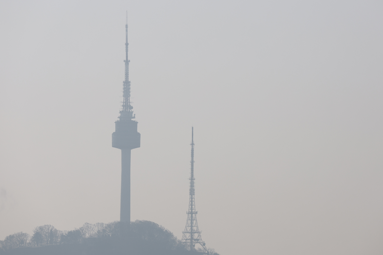 Namsan Tower shrouded in fine dust haze on March 17. (Yonhap)