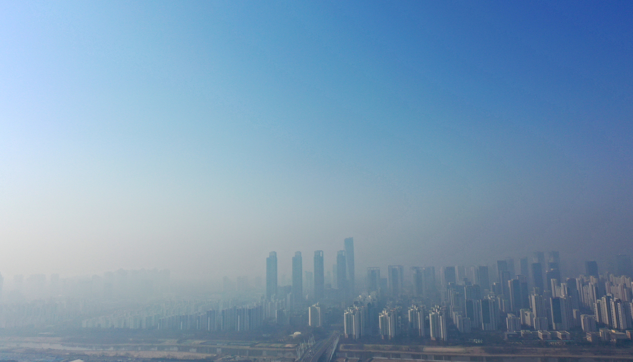 Songdo appears shrouded in fine dust as seen from near Dongchun Tunnel in Yeonsu-gu, Incheon, on March 17, when emergency measures for high concentrations of fine dust were in place. (Yonhap)