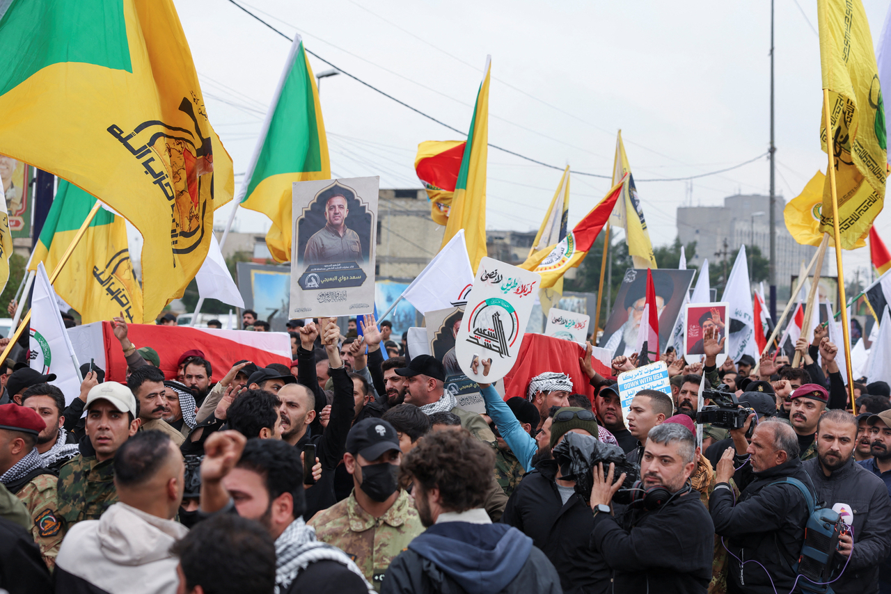 Mourners carry the coffin of Saad al-Baiji, the Popular Mobilisation Forces' Anbar operations commander, who was killed in airstrikes that targeted a PMF site in Iraq's western Anbar province, during his funeral, in Baghdad, Tuesday. (Reuters-Yonhap)