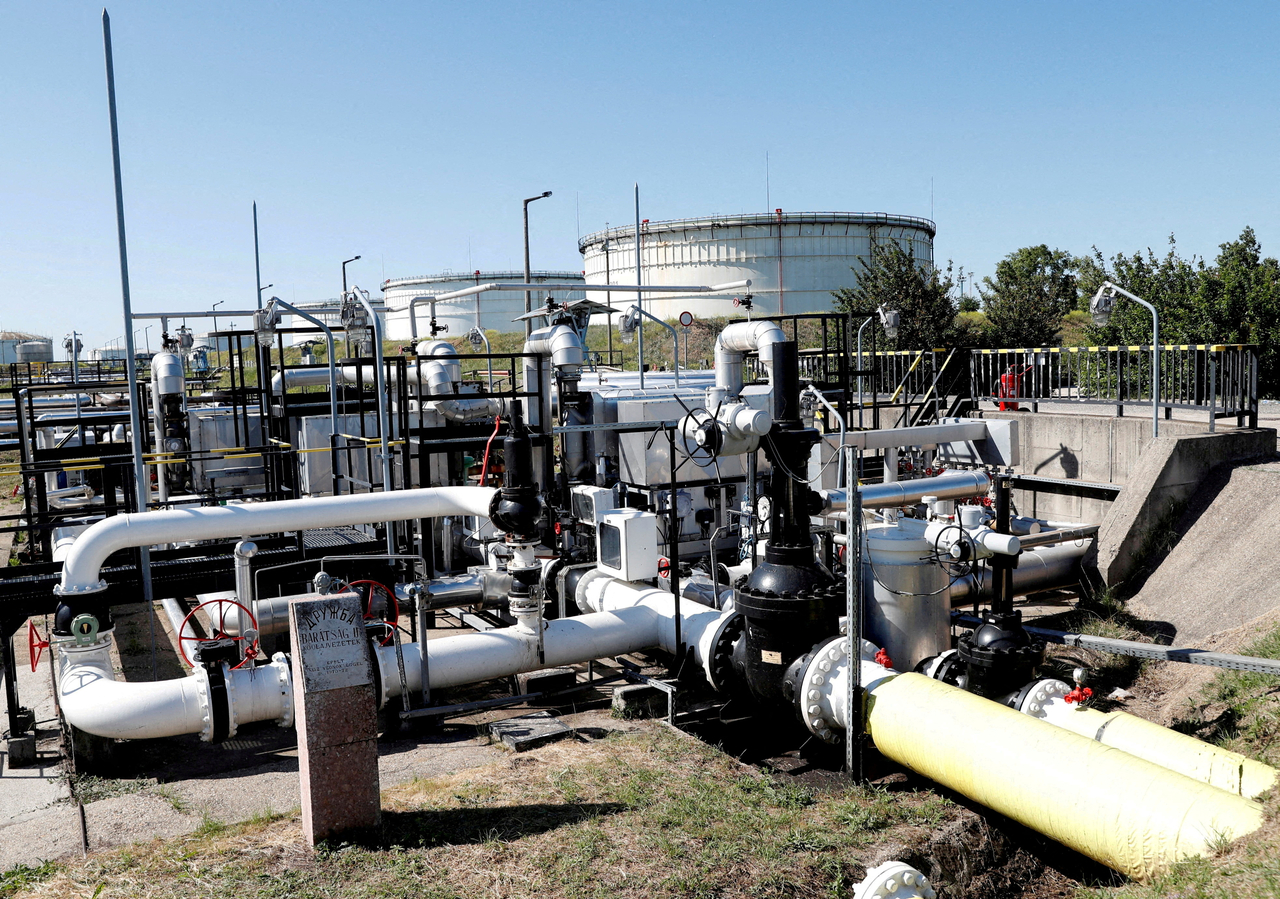 The Druzhba oil pipeline between Hungary and Russia is seen at the Hungarian MOL Group's Danube Refinery in Szazhalombatta, Hungary, in 2022. (Reuters-Yonhap)
