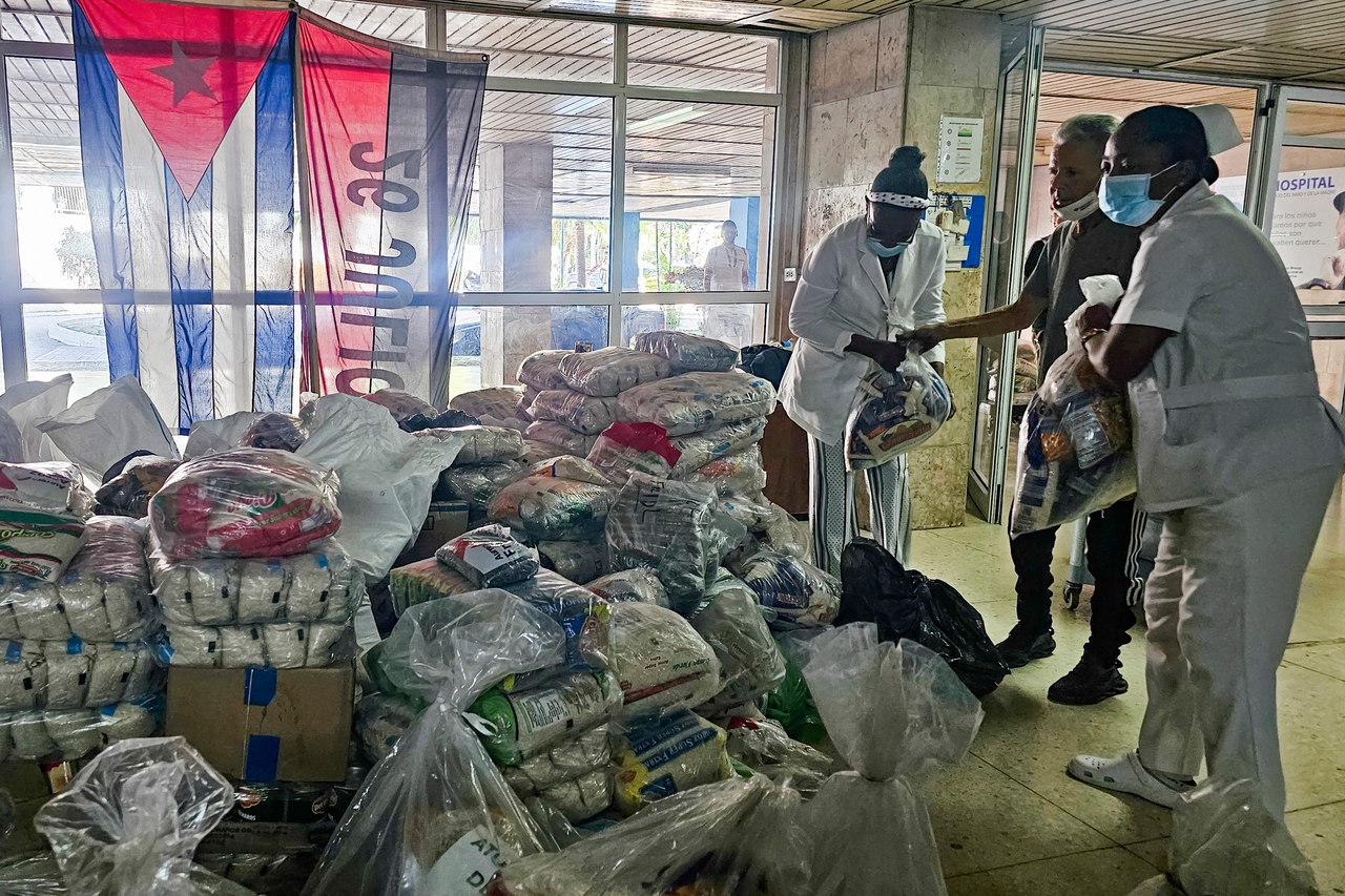 Aid brought by the Nuestra America flotilla from Mexico is classified at the William Soler Pediatric Cardiocenter in Havana, Cuba, Wednesday. (AFP-Yonhap)
