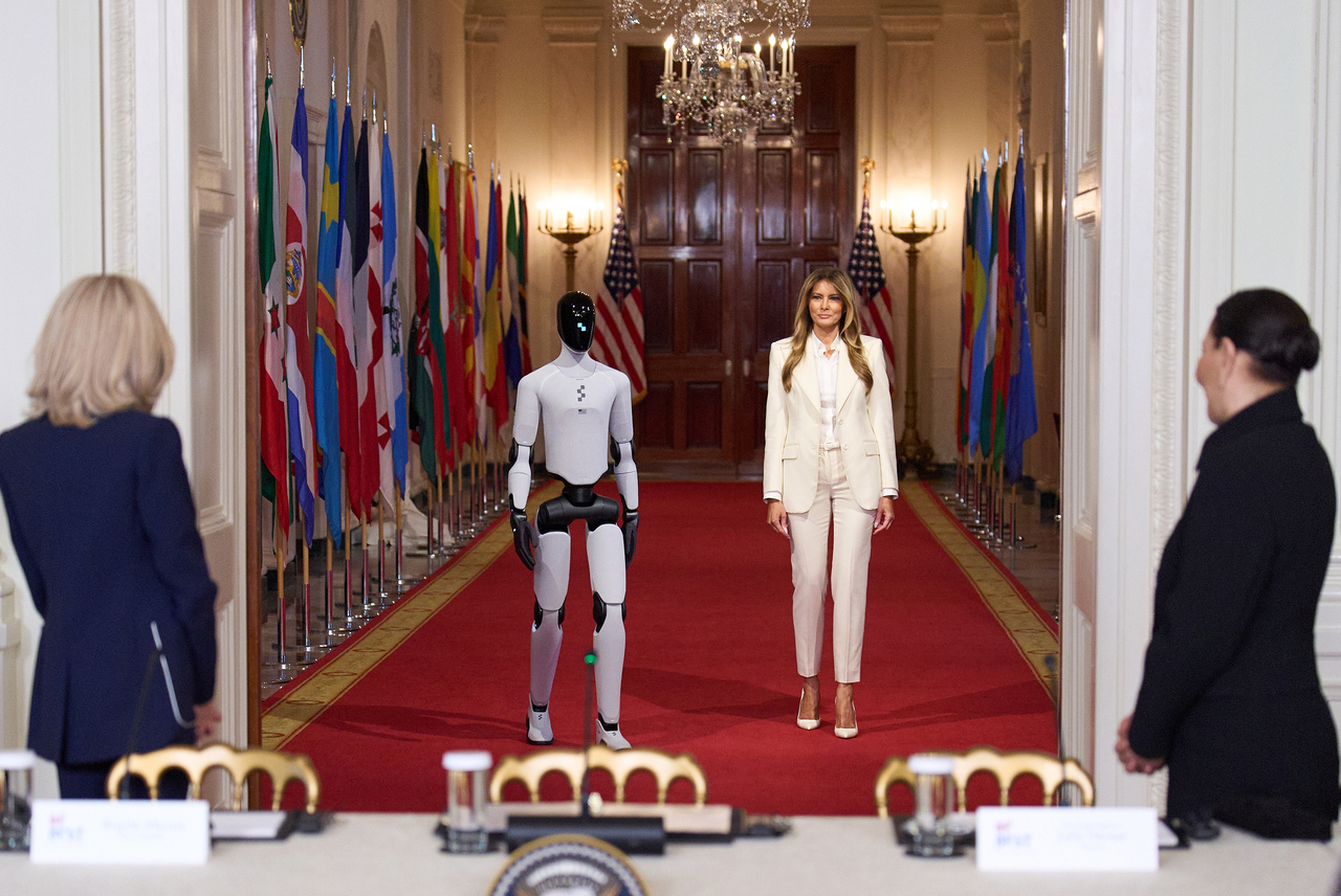 US first lady Melania Trump (center right) arrives with a robot to attend an event at the White House, Wednesday.   (AP-Yonhap)