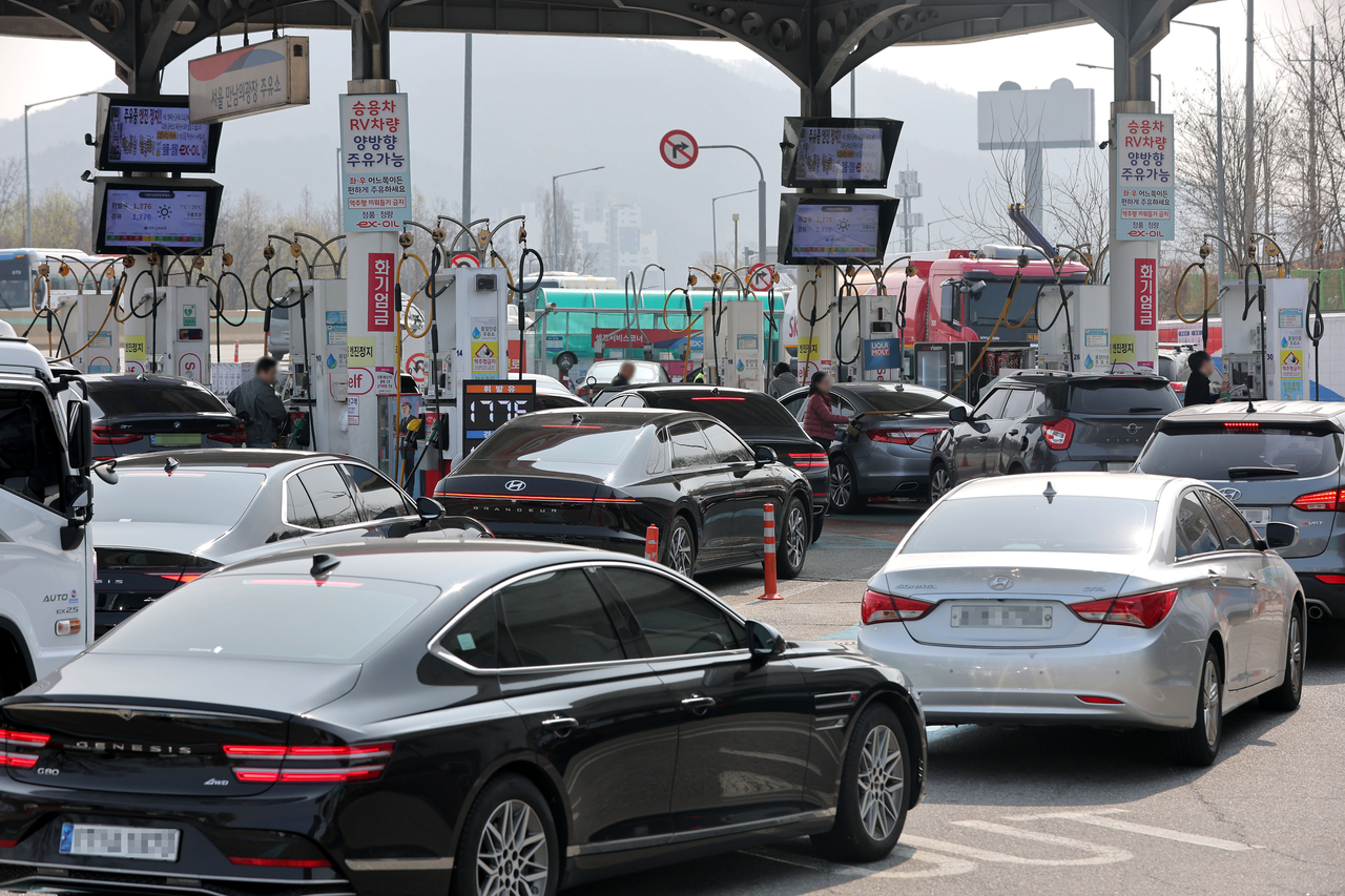 Vehicles line up to refuel at a gas station in Seocho-gu, Seoul, on March 26. (Yonhap)