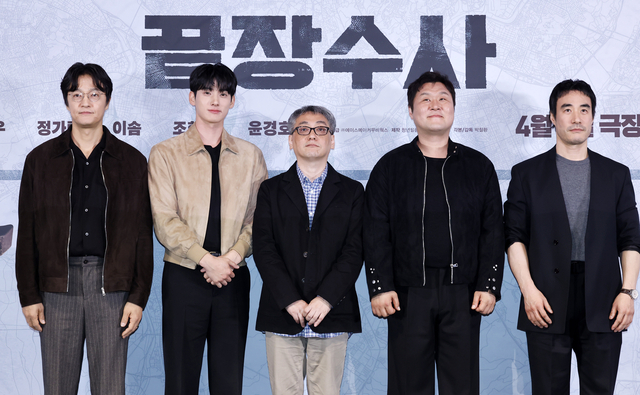 From left: actors Jo Han-chul, Jung Ga-ram, director Park Cheol-hwan, Yoon Kyung-ho and Bae Sung-woo pose at the press conference for "The Ultimate Duo" at CGV Yongsan in Seoul on Wednesday. (Yonhap)
