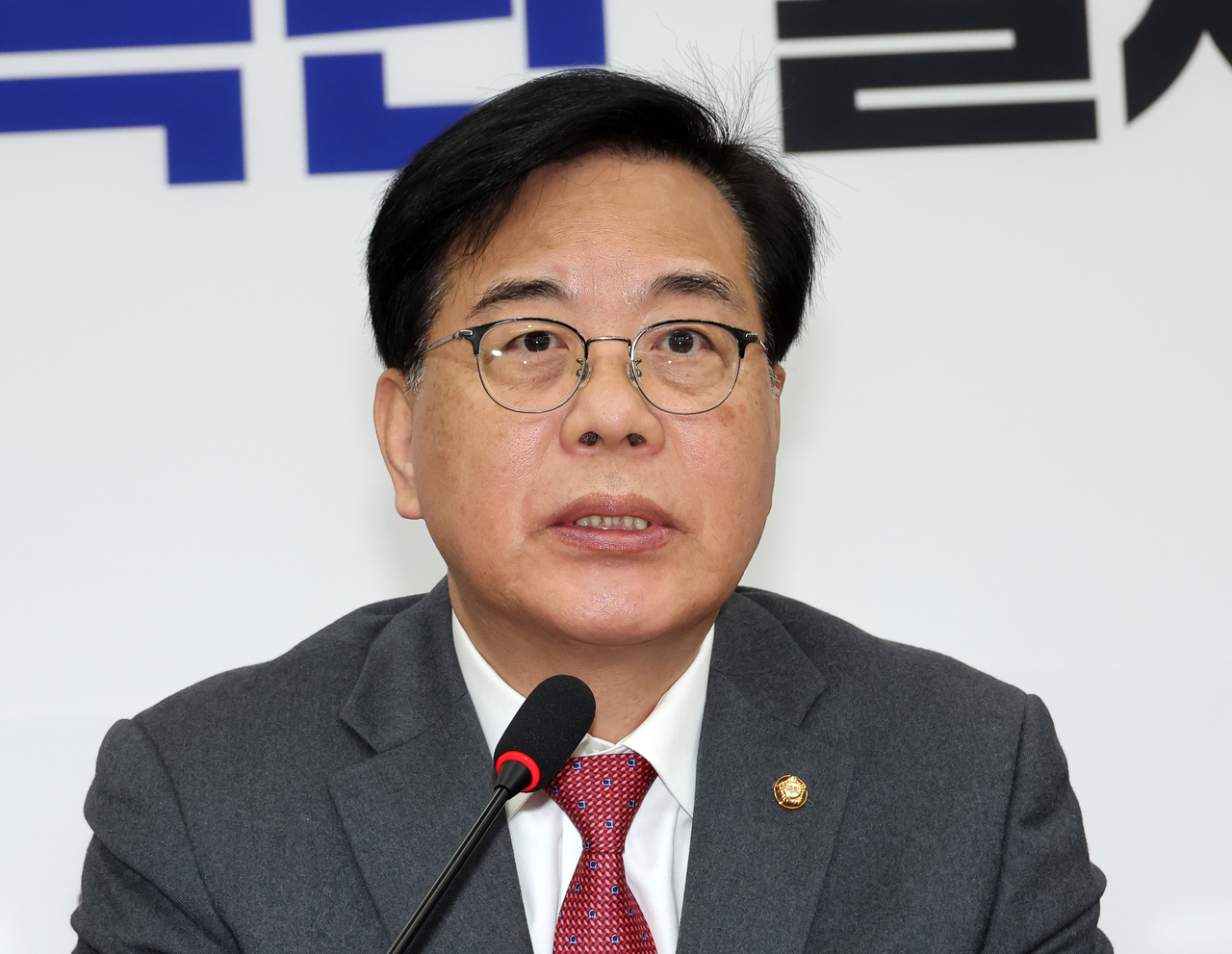 Rep. Song Eon-seog, floor leader of the main opposition People Power Party, speaks at the party's supreme council meeting on Friday. Yonhap