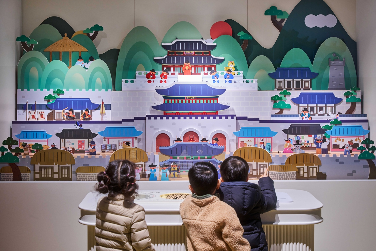 Children are participating in the "Hanyang Adventure Begins" during the trial run of the Seoul Children's Museum of History, in this photo distributed by the Seoul Museum of History. (Seoul Museum of History)