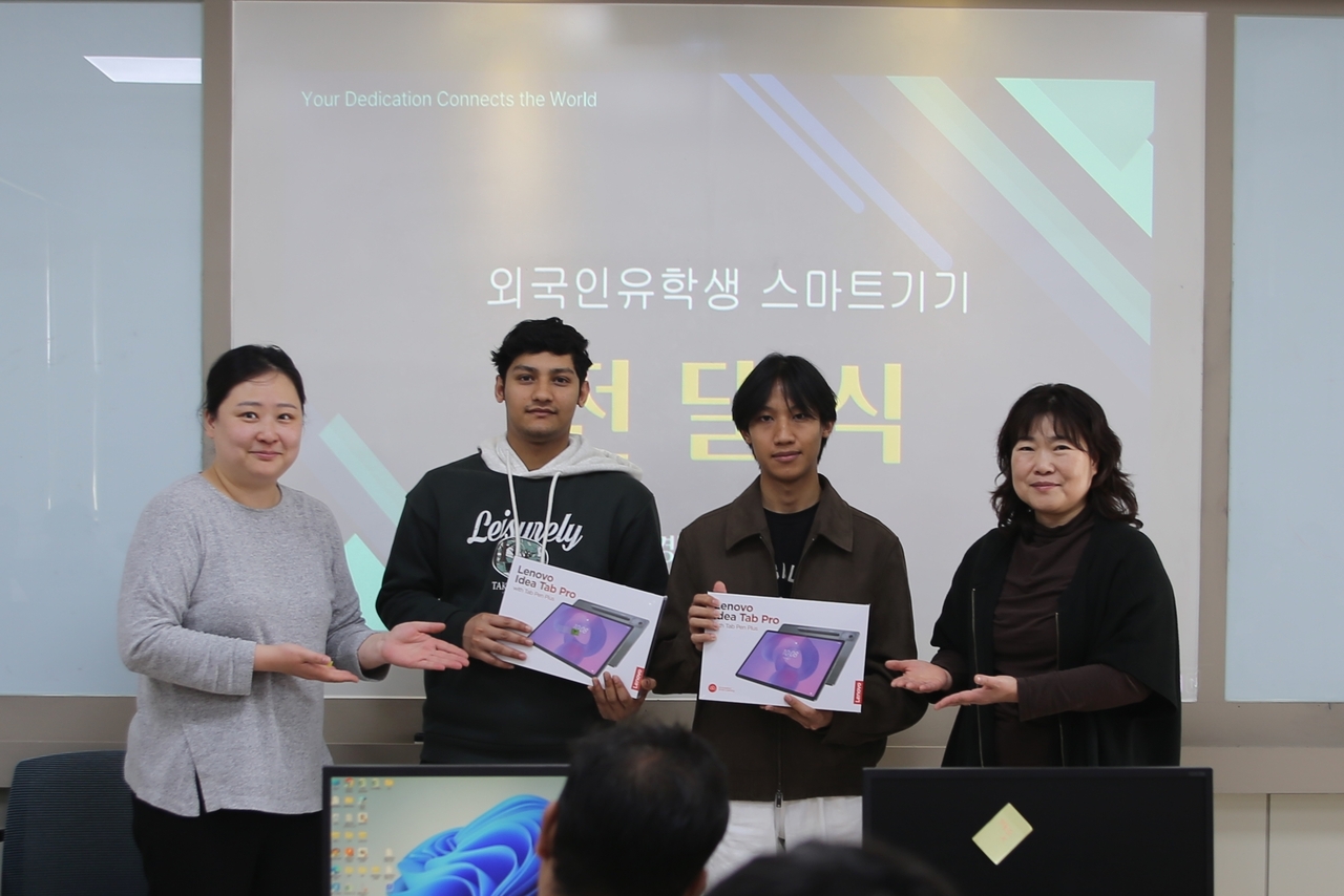 경북보건대가 외국인 유학생 학습 환경 개선을 위해 스마트기기(태블릿PC)를 전달하고 기념촬영을 하고 있다.[경북보건대 제공]
