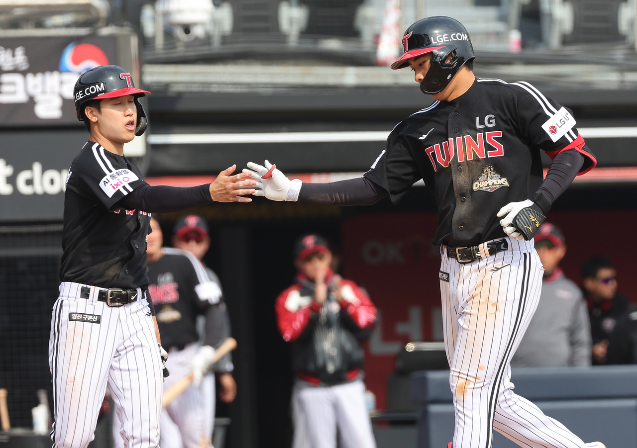 The LG Twins celebrate Chu Se-hyun's home run in a preseason game against the KT Wiz in Suwon, Gyeonggi Province, March 16. (Yonhap)