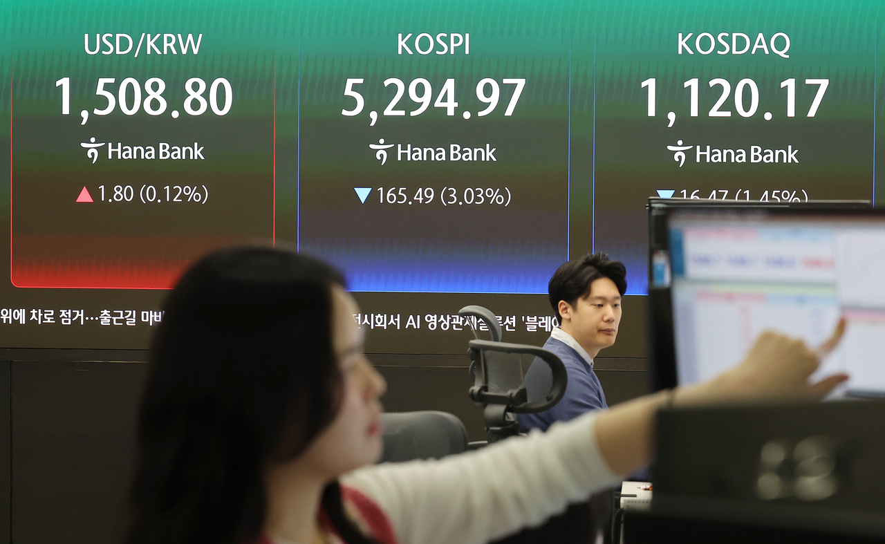 An electronic board showing the Korea Composite Stock Price Index at a dealing room of the Hana Bank headquarters in Seoul on Friday. (Yonhap)