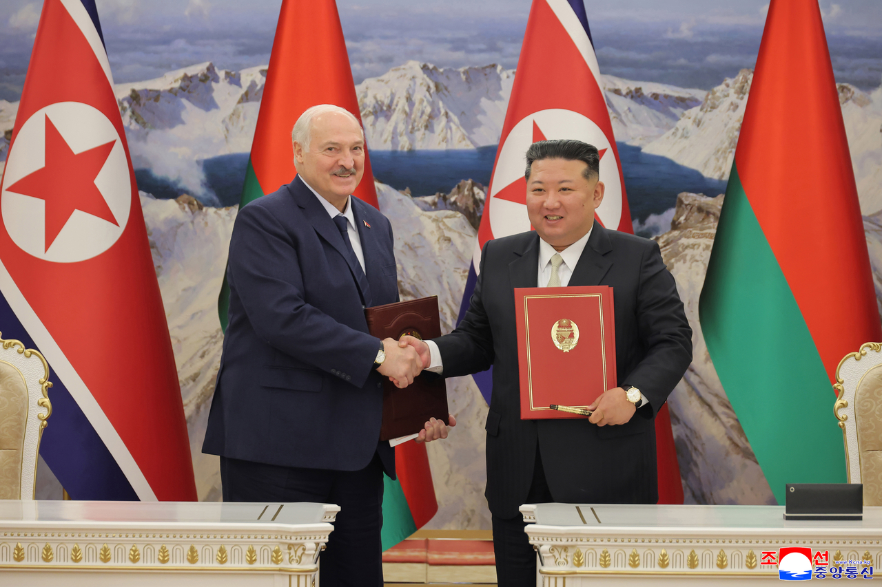 North Korean leader Kim Jong-un (R) and Belarusian President Alexander Lukashenko hold a summit in Pyongyang on Thursday. (KCNA-Yonhap)
