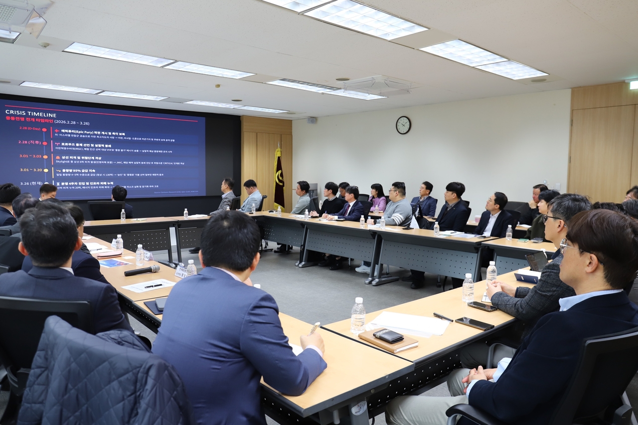 해양수산부는 27일 한국해양진흥공사·한국해운협회·국적 선사 등과 서울 여의도 한국해운협회에서 ‘중동전쟁 대응 해운기업 긴급 간담회’를 개최했다. [해양수산부 제공]