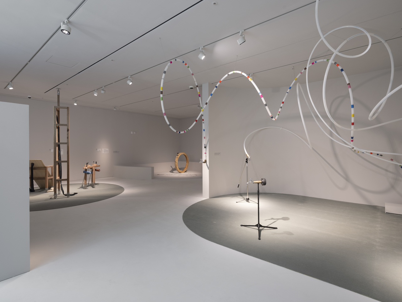 Installation view of “Invisible Hands, Startling Colors” at Sehwa Museum of Art (Sehwa Museum of Art)