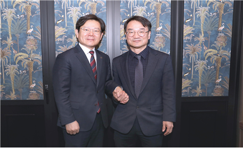 정연우 지식재산처 차장(오른쪽)이 전종학 대한변리사회장과 기념 촬영을 하고 있다.