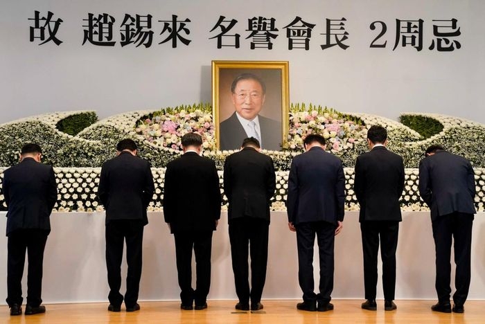27일 서울 마포구 효성 마포본사에서 열린 고 조석래 효성 명예회장 2주기 추모식에서 효성 임직원들이 헌화 후 묵념을 하고 있다. [효성 제공]