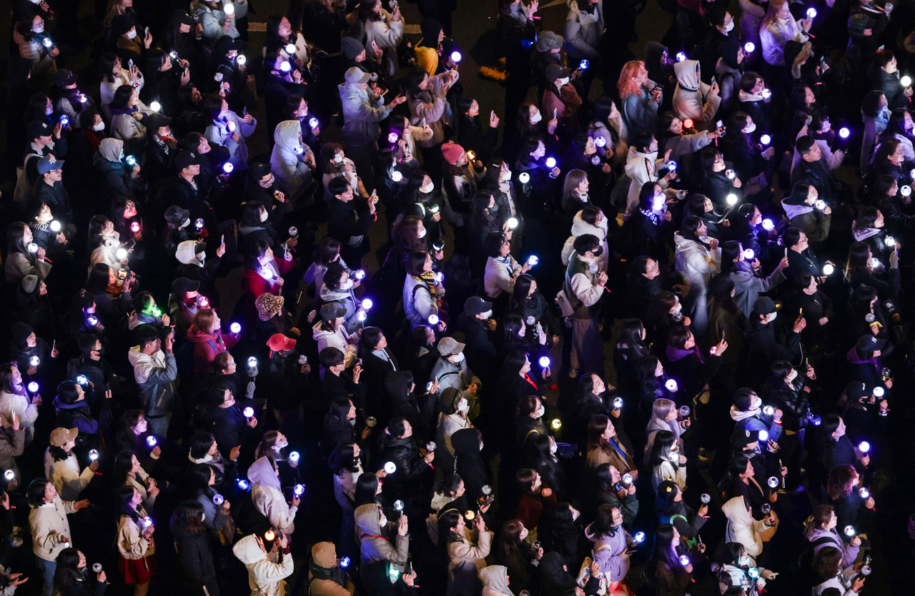 Gwanghwamun Square is filled with fans watching BTS' comeback concert on March 21. (Yonhap)