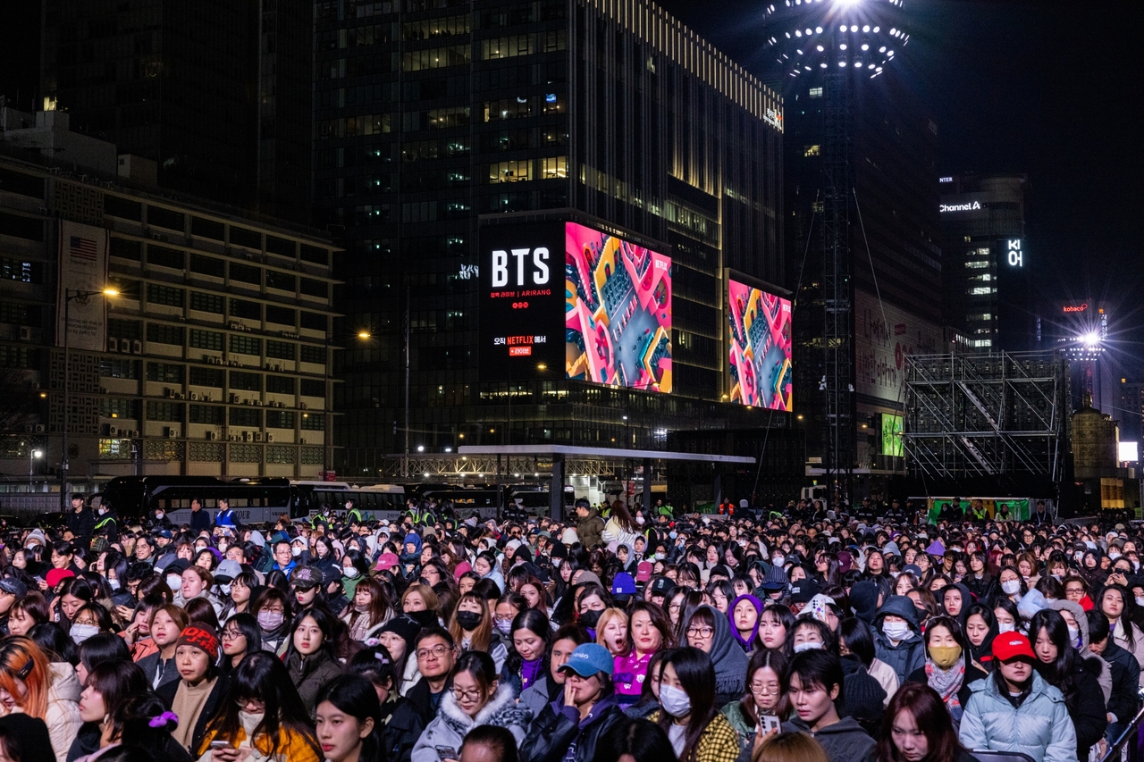 Fans watch the BTS comeback concert held in Gwanghwamun, Seoul, on March 21. (Yonhap)