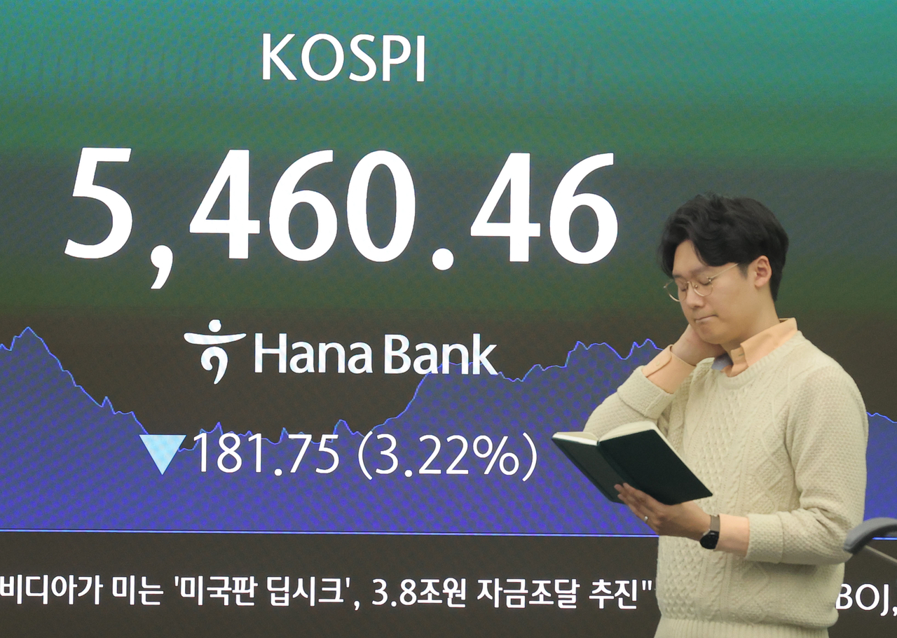 코스피가 전장보다 181.75p(3.22%) 내린 5,460.46으로 마감한 26일 오후 서울 중구 하나은행 딜링룸에서 딜러들이 업무를 보고 있다. 이날 원/달러 환율은 오후3시30분 기준 전날보다 7.3원 오른 1,507.0원을 기록했고, 코스닥은 22.91p(1.98%) 내린 1,136.64로 마감했다.[연합]