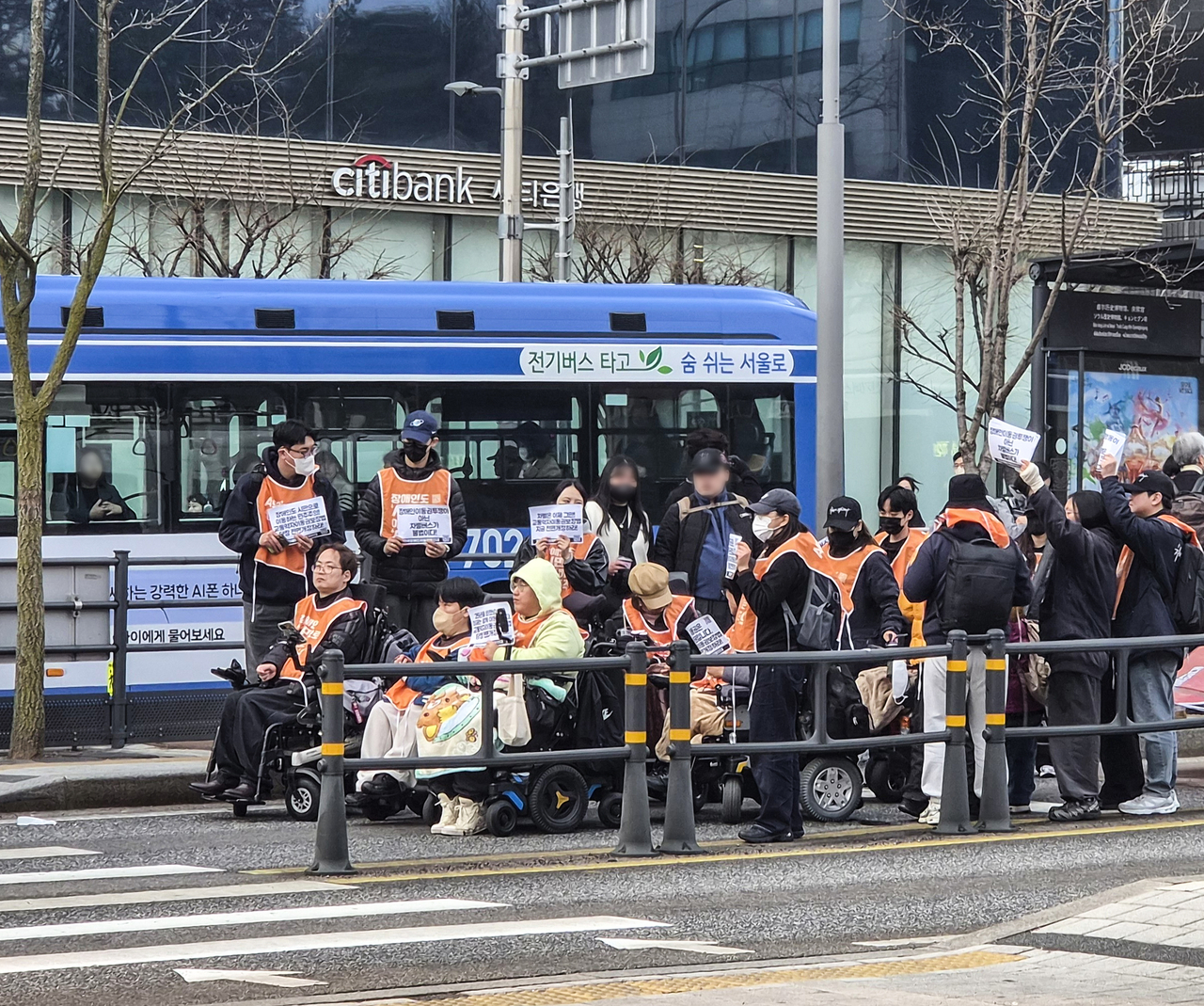 Solidarity Against Disability Discrimination on Friday occupies the median bus lane of Sejong-daero in Jongno-gu, Seoul, as part of its guerilla protest to call for better mobility rights. (Yonhap)