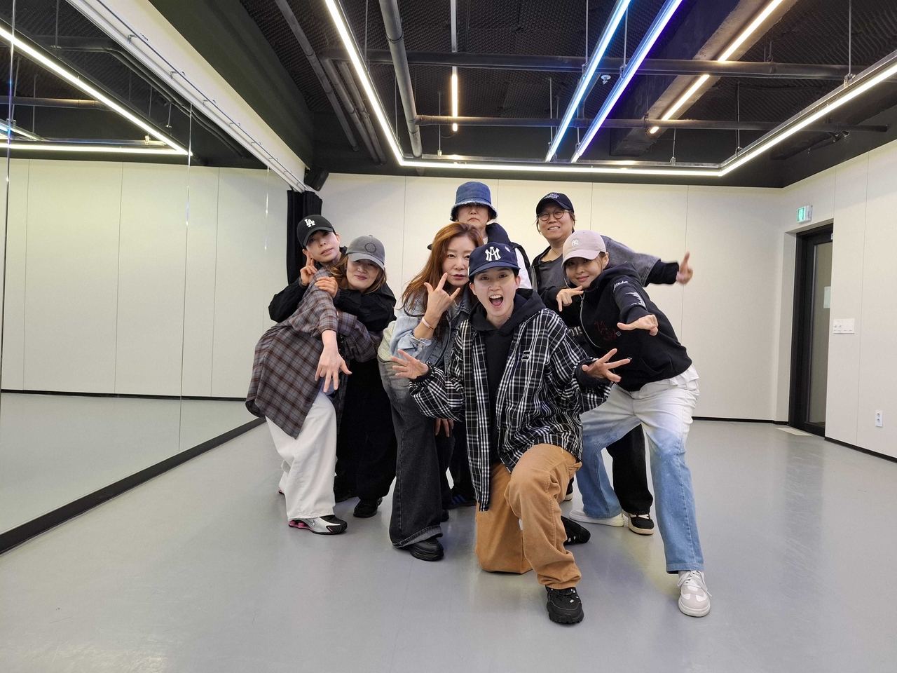 Yang Jin-kyung (front) and her students at a Hongdae studio (Shin Ji-hye/The Korea Herald)