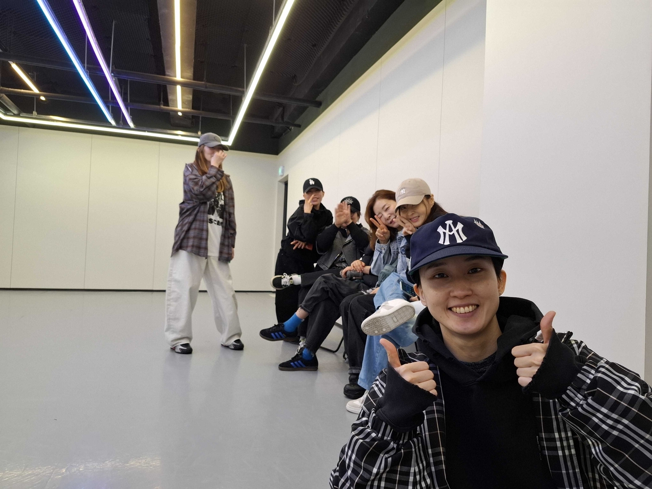 Yang Jin-kyung (front) and her students at a Hongdae studio (Shin Ji-hye/The Korea Herald)