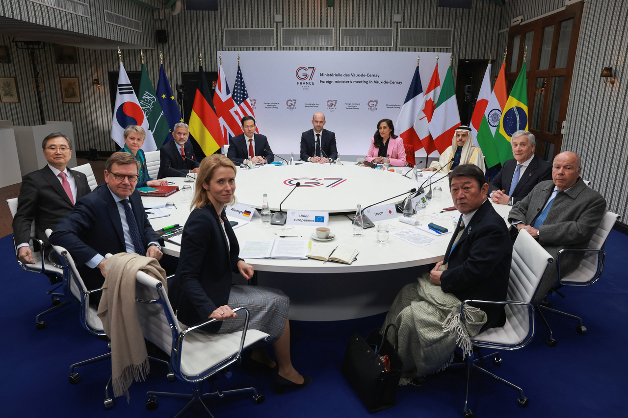 US Secretary of State Marco Rubio, France's Minister for Europe and Foreign Affairs Jean-Noel Barrot, Canada's Foreign Minister Anita Anand, Germany's Foreign Minister Johann Wadephul, Italy's Foreign Minister Antonio Tajani, Japan's Foreign Minister Toshimitsu Motegi, Britain's Foreign Secretary Yvette Cooper, European Union High Representative for Foreign Affairs and Security Policy Kaja Kallas, Saudi Arabia's Foreign Minister Prince Faisal bin Farhan Al Saud, Brazil's Foreign Minister Mauro Vieira, South Korea's Foreign Minister Cho Hyun and India's Foreign Minister Subrahmanyam Jaishankar attend a working session named "cross-cutting threats and sovereignty" on the second day of the G7 Foreign Ministers' Meeting at Vaux-de-Cernay Abbey in Cernay-la-Ville near Paris, France, Friday. (Reuters-Yonhap)