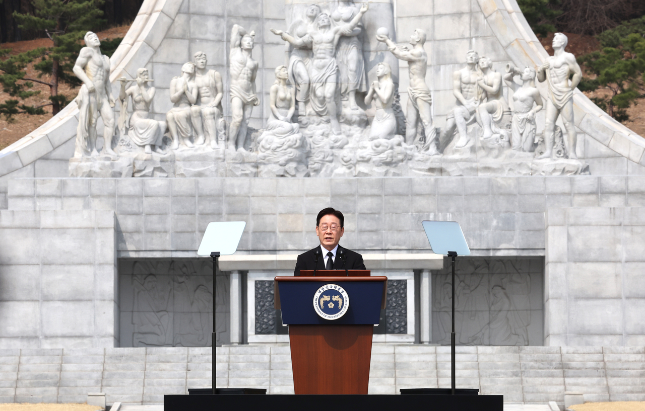 President Lee Jae Myung speaks at a West Sea Defense Day ceremony at Daejeon National Cemetery on Friday. (Yonhap)