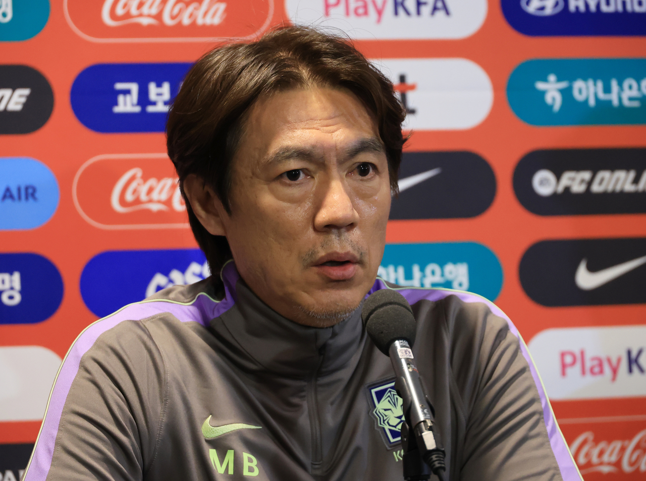 Hong Myung-bo, head coach of the South Korean men's national football team, speaks at a press conference at Stadium MK in Milton Keynes, England, Friday, ahead of a friendly match against Ivory Coast. (Yonhap)